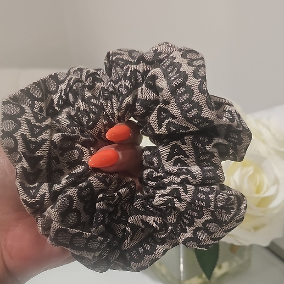 Marc Jacobs Black and Gray Scrunchie - Picture 2 of 2